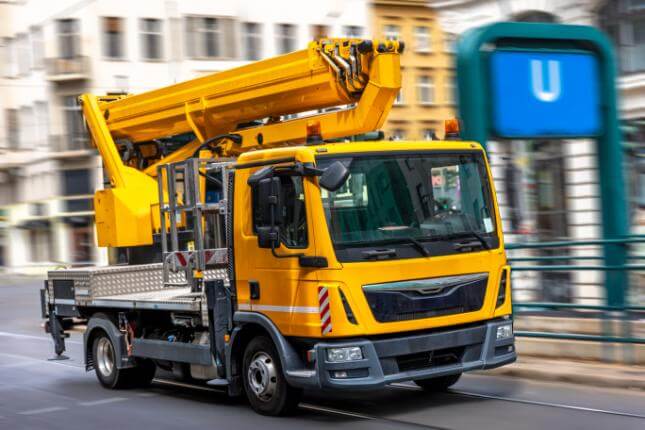 lorry-mounted-crane-lifting